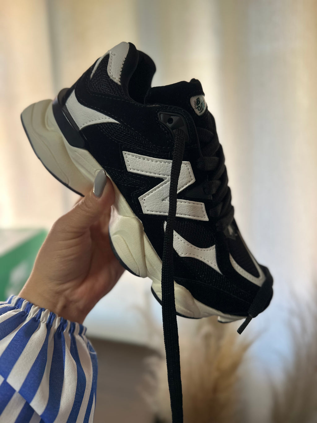Tênis esportivo bege feminino.