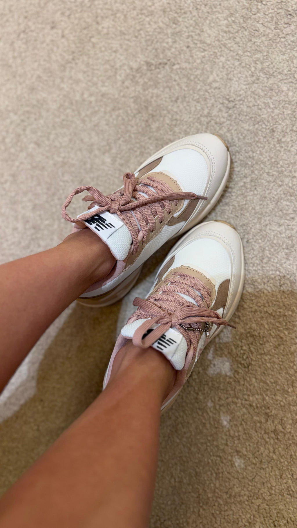 Tênis casual com detalhes rosé