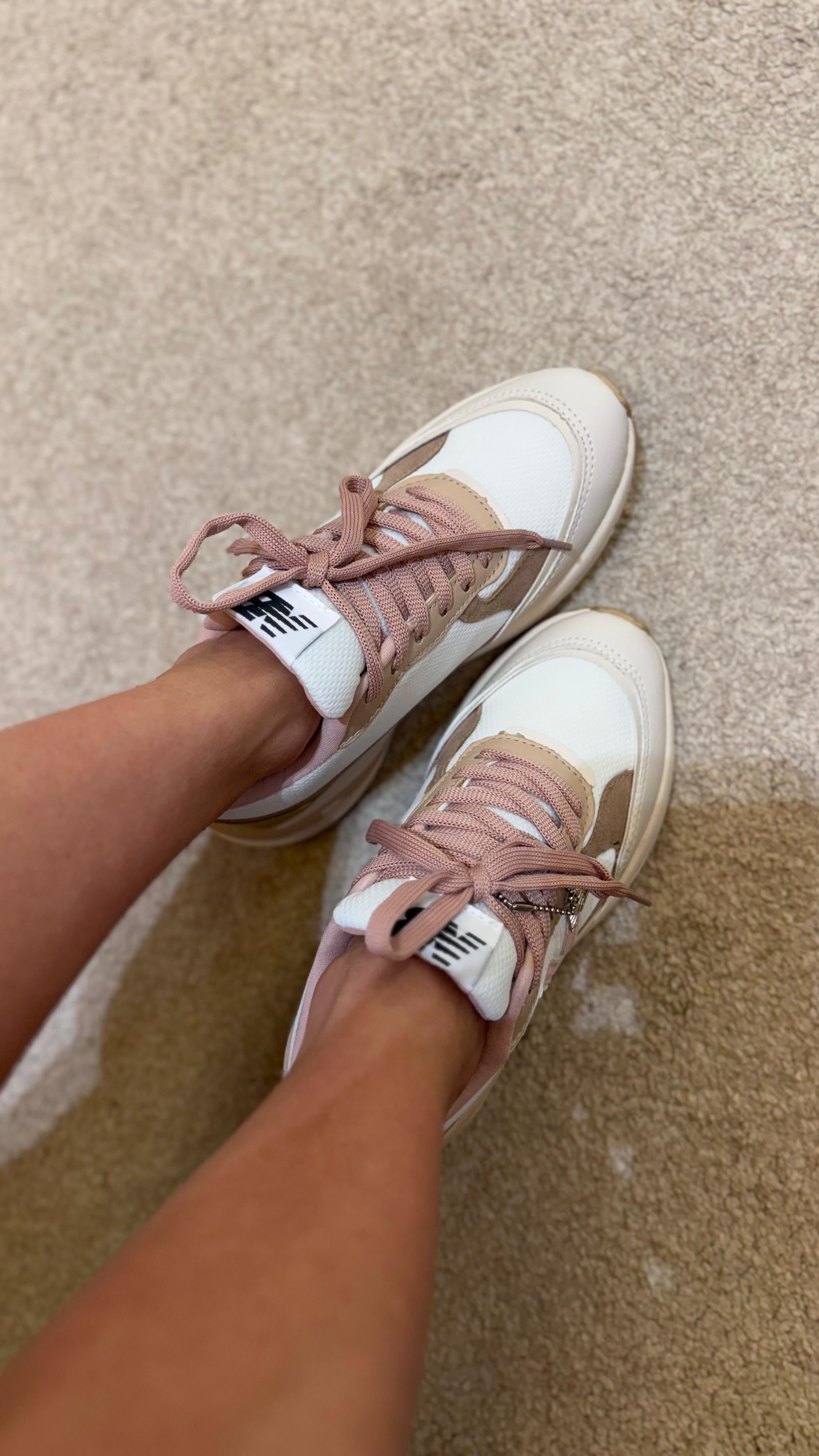Tênis casual com detalhes rosé