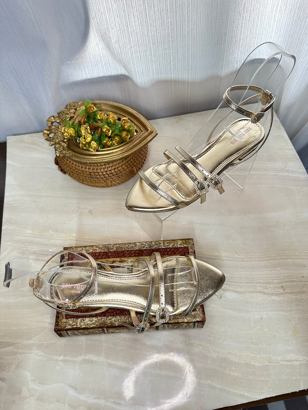 Rasteira Dourada Glam Pedraria – Seu Toque Shoes