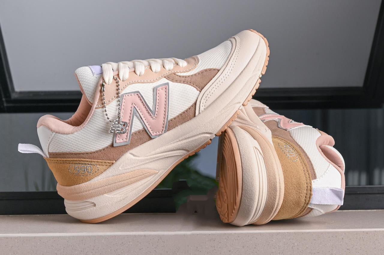 Tênis casual com detalhes rosé