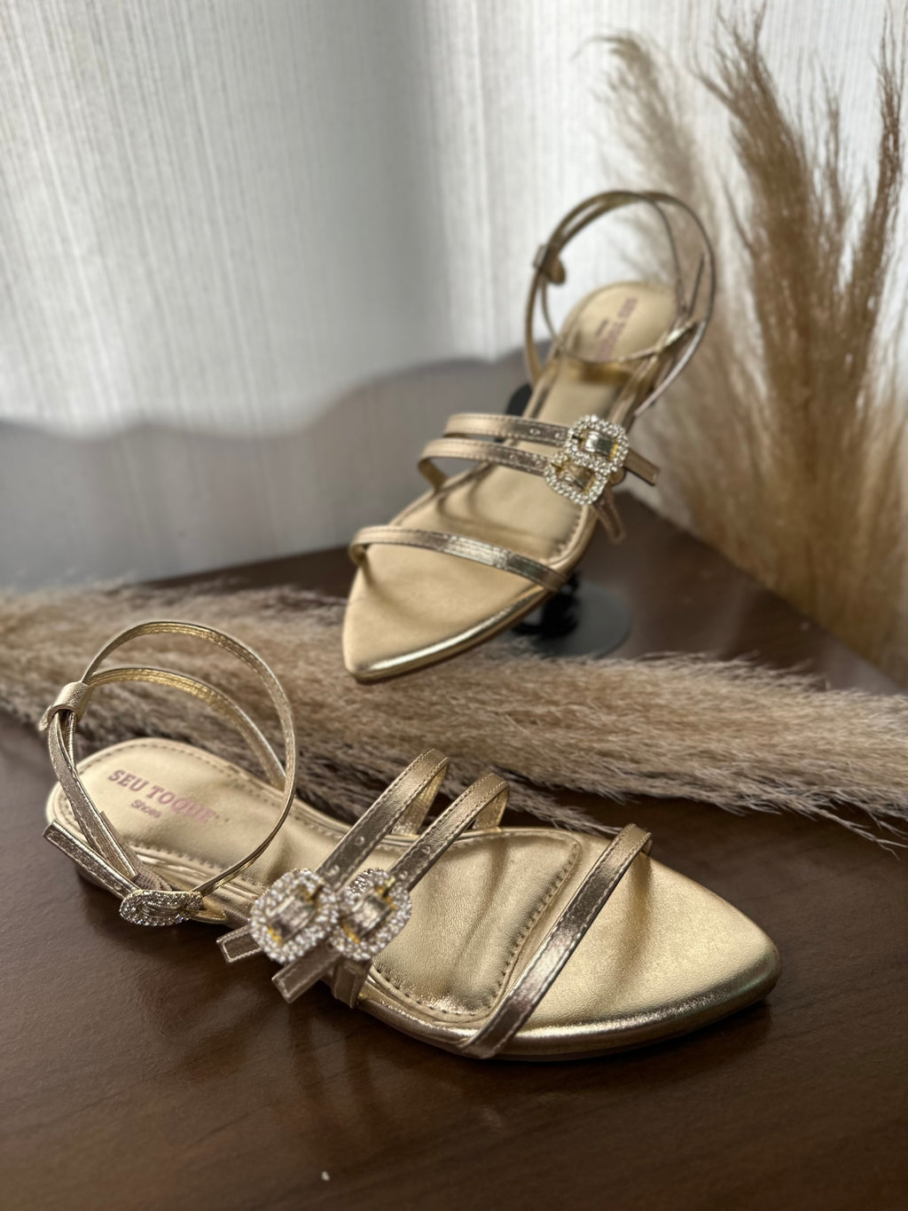 Rasteira Dourada Glam Pedraria – Seu Toque Shoes