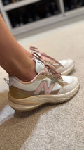 Tênis casual com detalhes rosé